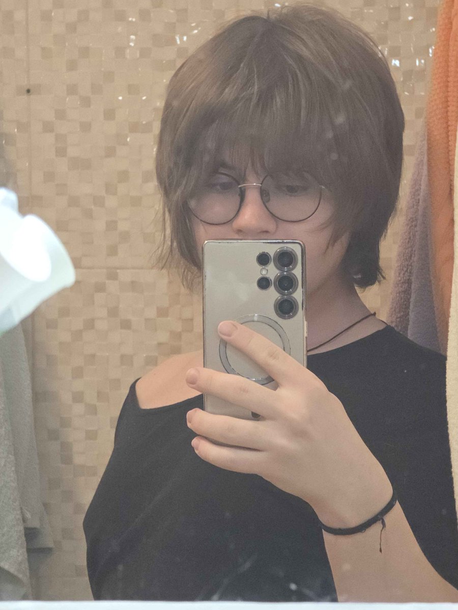 Zoe the Brodernista and Violet the Worm tweet media