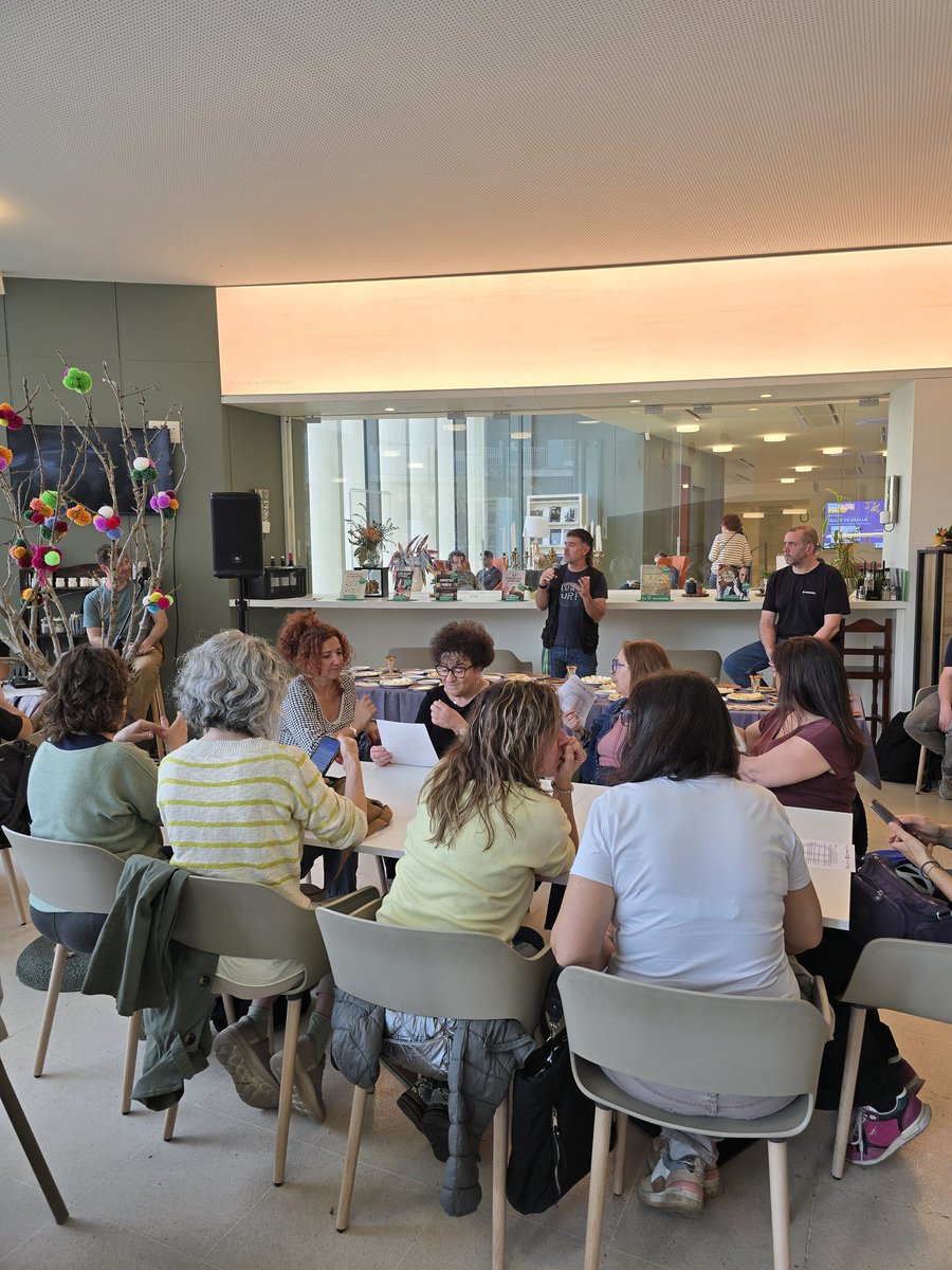 BibliotecaVicPB's tweet photo. En el marc del @LactiumVic, la poesia de Guillem Ramisa i la música d'HEBA s'han maridat amb un tast de formatges a càrrec de La Caseïna. @bibliotequesXBM @vic_cultura #quefemalesbiblios #magradallegir #formatges #música #poesia https://t.co/vKNBlYLywj
