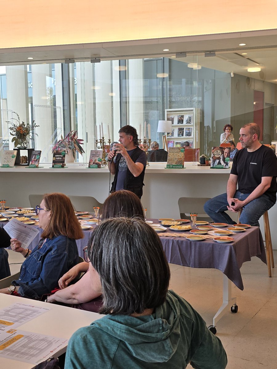 BibliotecaVicPB's tweet photo. En el marc del @LactiumVic, la poesia de Guillem Ramisa i la música d'HEBA s'han maridat amb un tast de formatges a càrrec de La Caseïna. @bibliotequesXBM @vic_cultura #quefemalesbiblios #magradallegir #formatges #música #poesia https://t.co/vKNBlYLywj