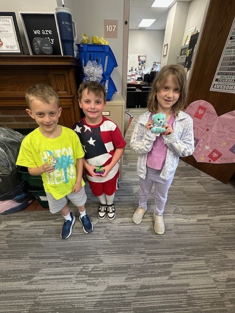 AbbeyJBolton's tweet photo. Caught Being a Leader this week 💥
Shoutout to the #DaveyDragons who stepped up without being asked—helping classmates and setting the tone for others. We see you. 👏 #WeAreSafe #WeAreKind #WeAreResponsible @KentSchools https://t.co/VF30dBVgaF