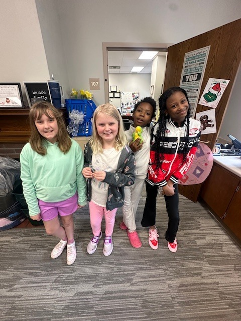 AbbeyJBolton's tweet photo. Caught Being a Leader this week 💥
Shoutout to the #DaveyDragons who stepped up without being asked—helping classmates and setting the tone for others. We see you. 👏 #WeAreSafe #WeAreKind #WeAreResponsible @KentSchools https://t.co/VF30dBVgaF