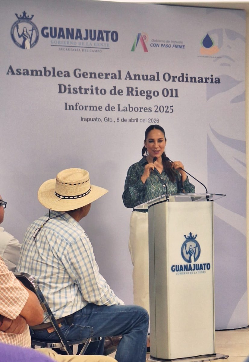 LermaCuenca's tweet photo. 💧 La Presidenta del Consejo de Cuenca Lerma Chapala, Ana Bertha Andrade Márquez, participó en la Asamblea del Distrito de Riego 011.

Reconocemos el liderazgo de Agustín Robles Montenegro por impulsar el uso responsable del agua.

El campo es prioridad. 🌱💦 https://t.co/5YcRHZtTzH