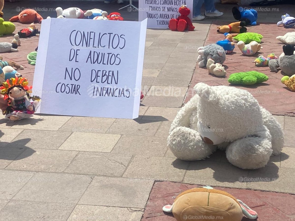 Globalmediamx's tweet image. #PorSiTeLoPerdiste #SLP | 📰 En juzgados maltratan y violentan a las y los niños, denuncian colectivos
Se colocaron peluches frente a Ciudad Judicial en representación de las infancias

📲 Conoce los detalles aquí 👉 gmnet.vip/kXb4W