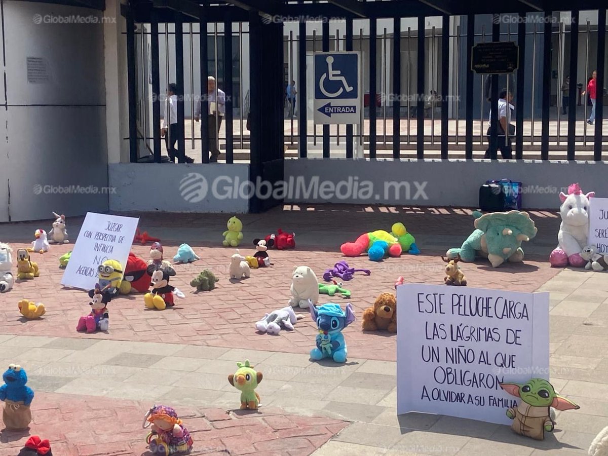 Globalmediamx's tweet image. #PorSiTeLoPerdiste #SLP | 📰 En juzgados maltratan y violentan a las y los niños, denuncian colectivos
Se colocaron peluches frente a Ciudad Judicial en representación de las infancias

📲 Conoce los detalles aquí 👉 gmnet.vip/kXb4W