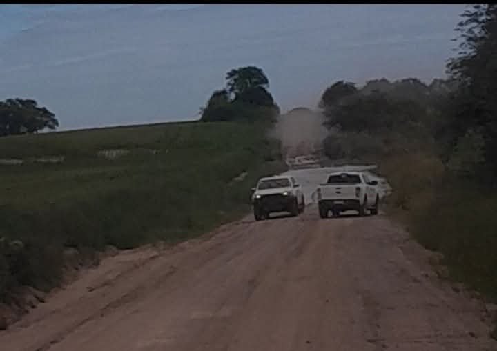 📍Rangel, Dpto. Río Primero, Córdoba.
 
👉 Vecinos prácticamente AISLADOS.

Caminos destruídos.
Más de 1 metro de agua cruzando el camino.
Esto está pasando HOY.

No pueden ir al médico, ni a la escuela.
No pueden cobrar su jubilación, ni ir a trabajar. 👇🧵