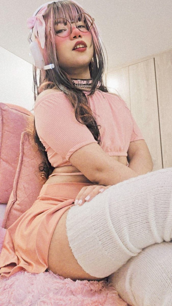 LandladyGem's tweet photo. Do you think you deserve to be at my feet? 🤨 https://t.co/WVW3wifEcf