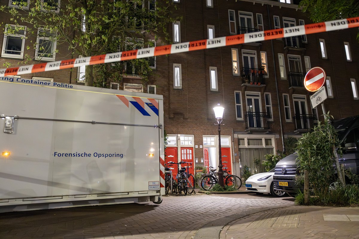 mvbergen's tweet image. Groot onderzoek #politie na aantreffen dode vrouw in woning in de Madurastraat in #Amsterdam