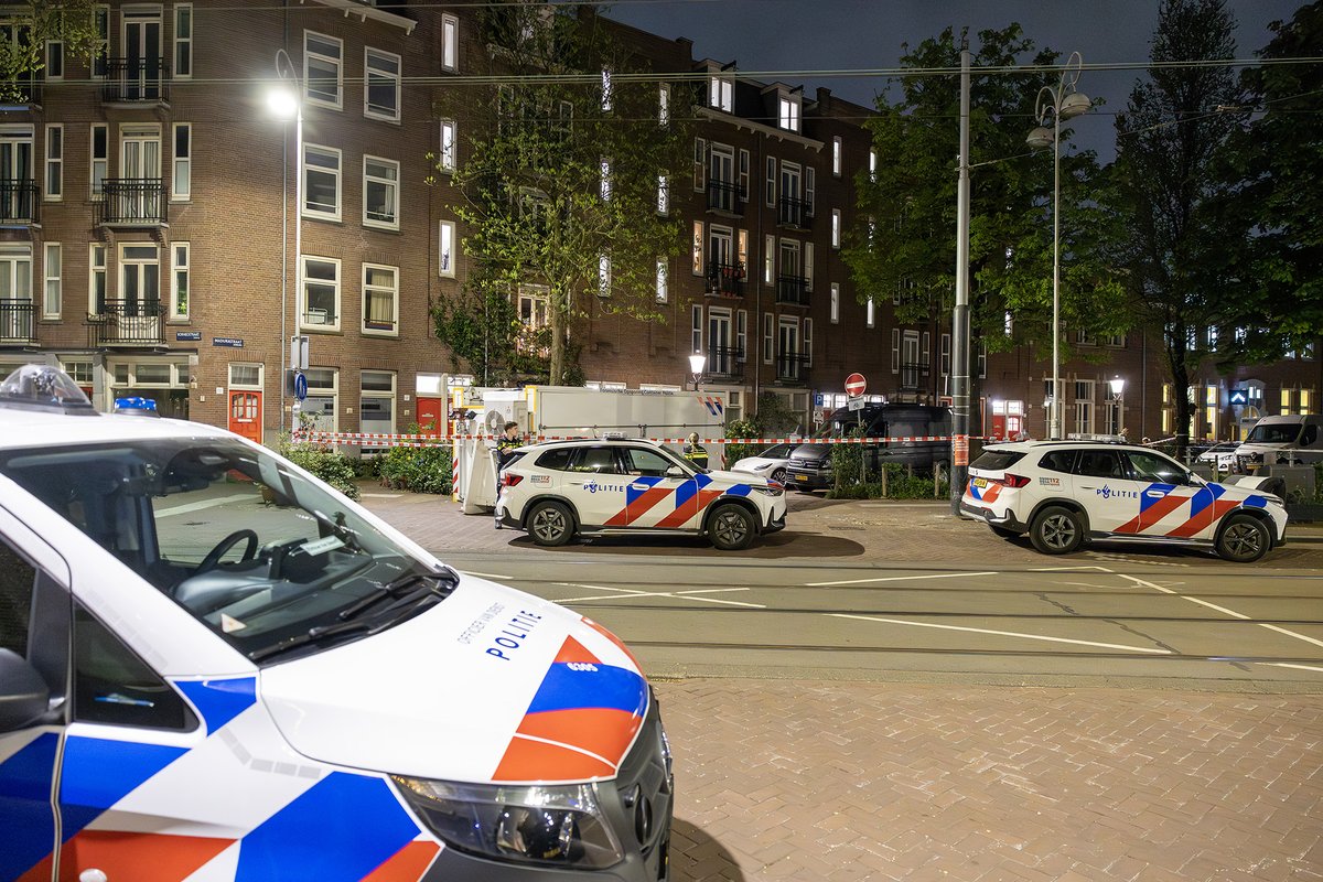 mvbergen's tweet image. Groot onderzoek #politie na aantreffen dode vrouw in woning in de Madurastraat in #Amsterdam