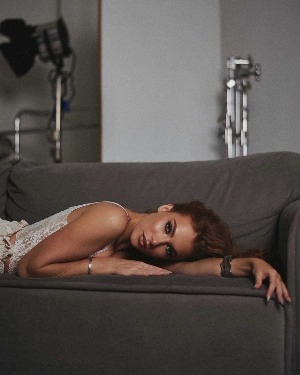 ❦

•

هلْ كُلُّ هذا أنتِ؟
غامِضَةٌ وواضِحَةٌ،
حاضِرَةٌ وغائِبَةٌ معًا…

💌

✦ خربشاتٌ من روح ريم ✦

•

❦