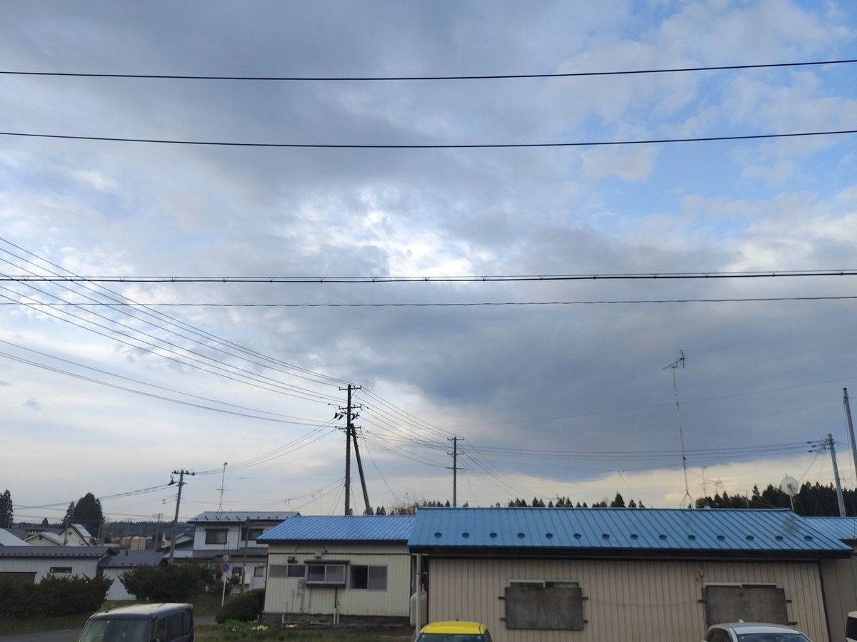 𝐺𝑜𝑜𝑑 𝑚𝑜𝑟𝑛𝑖𝑛𝑔︎ ☕️⛅️
青空見えてますが⛅️曇り空
🍃風なく春らしい暖かい朝
お天気☀️一時☔最高気温19℃
お昼にかけて☔降る模様

今日はお休みです
🌸さくら＆🎤LIVEイベ行きたかったけど
もう少し辛抱しときます
代わりに近場の🌸観にいくかな(* 'ᵕ' )
穏やかな一日でありますように🍀