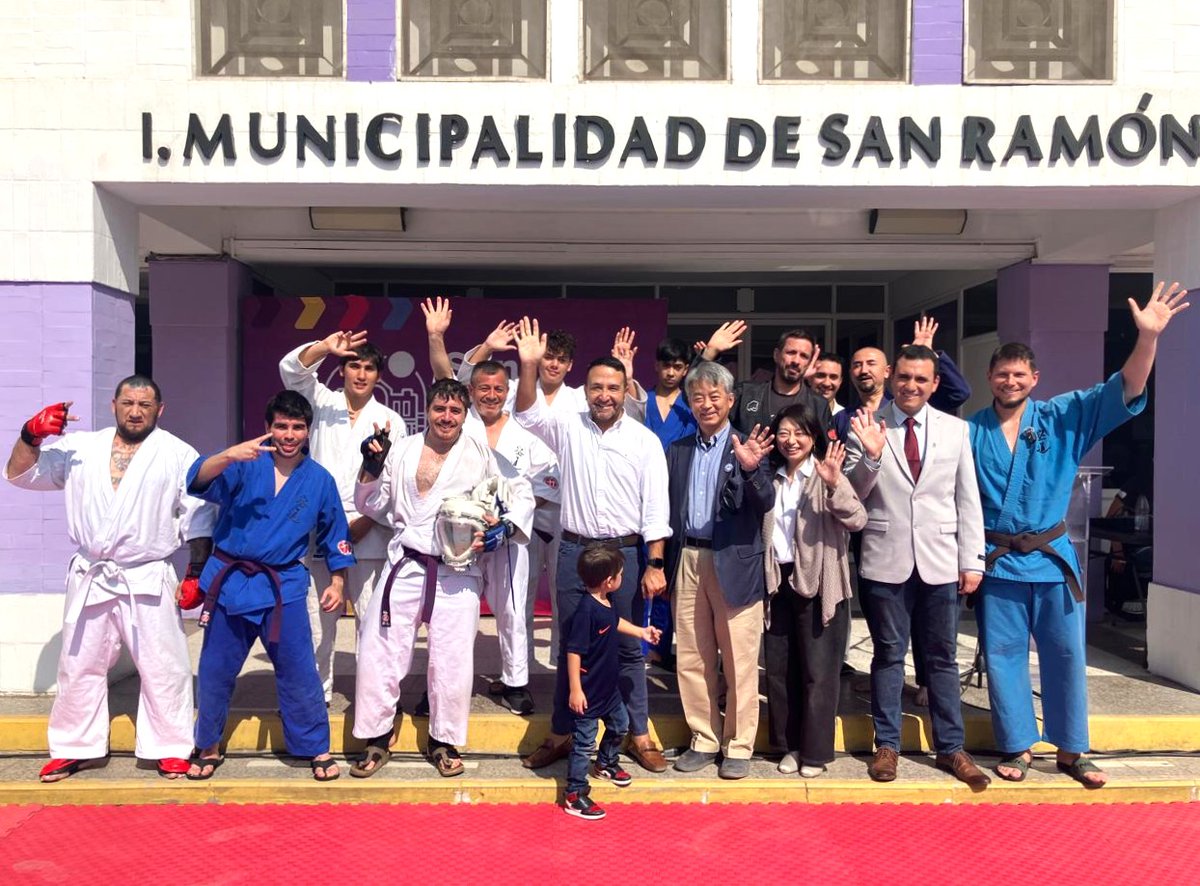 JapanEmb_Chile's tweet photo. 🥋🇯🇵El Emb Sone visitó por 1°vez San Ramón para participar en la Feria Comunal de Artes Marciales, junto a la Municipalidad y Japonistas.
Hubo demostraciones de karate, kudo, kendo, aikido y kyudo🙌
🤝Participó también el alcalde Toro , reforzando los lazos entre 🇯🇵y la comuna. https://t.co/363dbTW6L0