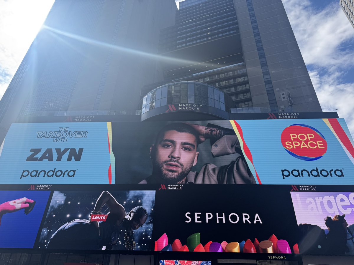 Zayn's billboards in Times Square for New Music Friday! #KONNAKOL

via <a href="/blueyedwonderrr/">jeff 💜</a>