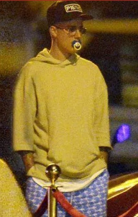 Krystalssslo's tweet photo. The way people target Melanie and say she ageplays and it's just because she portrays her character "Crybaby" While there are so many artists that wear a pacifier and the antis only target Melanie. Girl bitch go do deep diving on the internet before talking. Annoying assholes wbk https://t.co/yY62GFZyF3