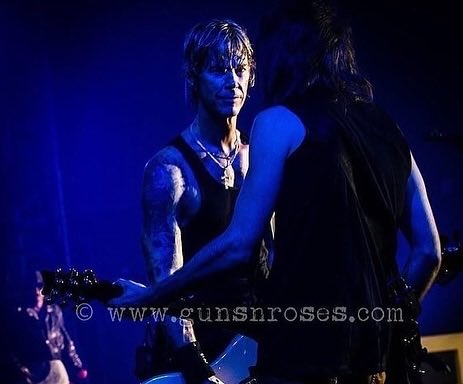 gnreternobr's tweet image. 17 de abril de 2014, @gunsnroses se apresentou pela primeira vez em Fortaleza, CE, Brasil, no Centro de Eventos do Ceará 🇧🇷

Participação de @duffmckagan, que substituiu, temporariamente, Tommy Stinson no baixo.

📷 Kat Benzova @gunsnroses 

#gunsnroses #axlrose #duffmckagan