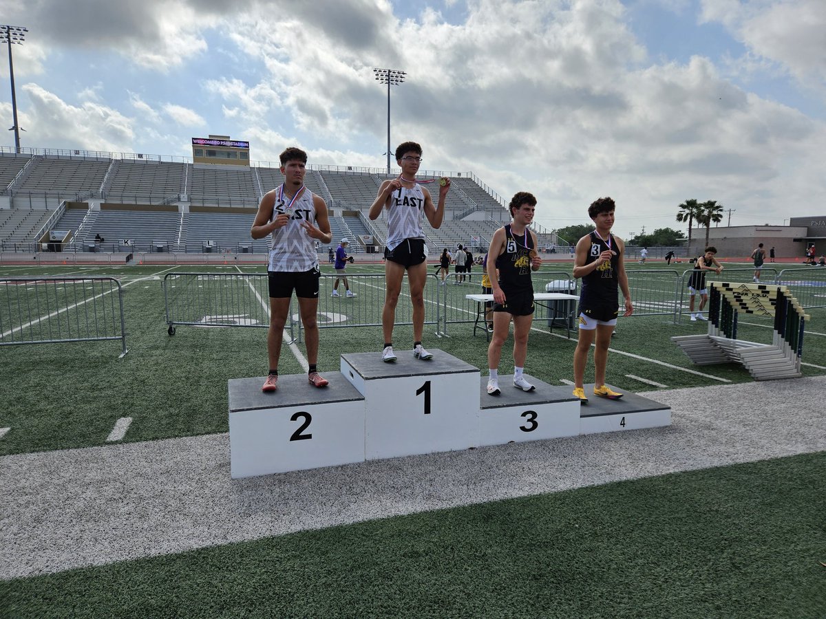 eastsiderunning's tweet photo. The Nava brothers go 1-2 in the 3200m at the AREA 31/32 5A Championships. https://t.co/Wdo5cmIvhi