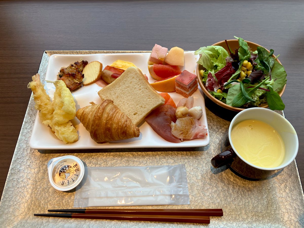 おはようございます♪
ミチノテラス豊洲の朝です〜
天ぷらとお刺身を少々✨😊