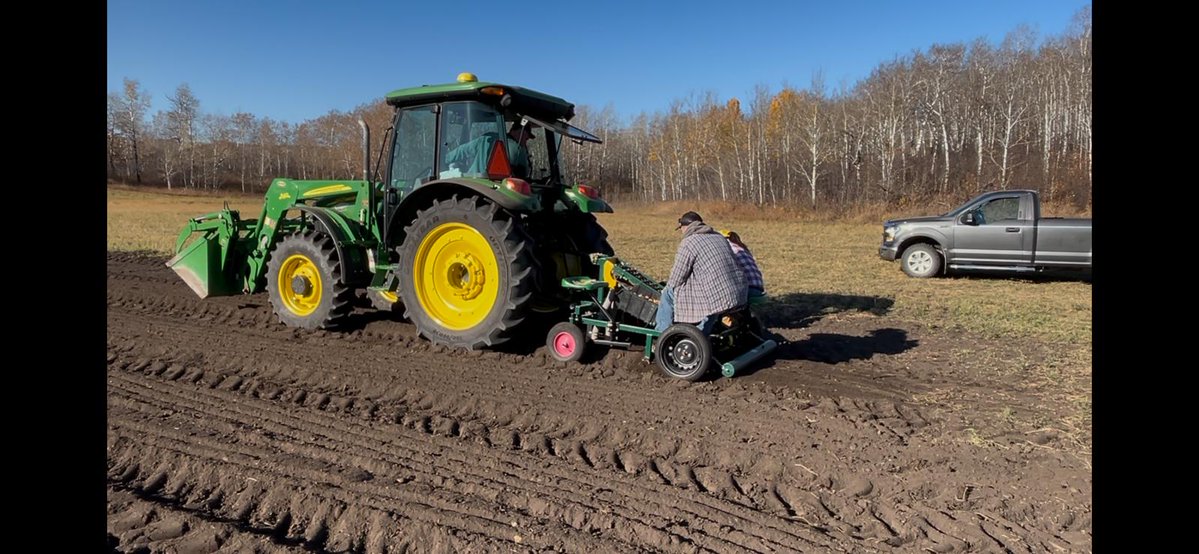 PGSequipment's tweet image. There’s nothing better than family time in the field 🌱
Planting garlic together using the Garmach planter - making memories while getting the job done. It’s always great to see the next generation involved and learning the ropes!

#PlantingSeason #GarlicPlanting #Garmach #PGS