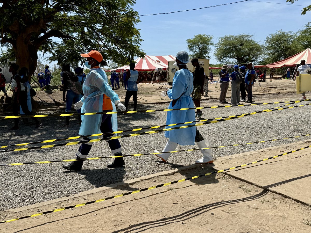 AngolaOms's tweet image. In Benguela, #WHO strengthens cholera case management at CTCs through refresher training in temporary shelters amid flooding, improving care and reducing mortality.

With #MOH and partners, this drives a more effective response on the ground.