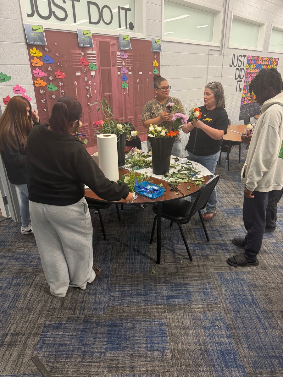EdwardsTISD's tweet photo. Edwards’ students making mini-bouquets and boutonnières for Prom; Enrichment for Perfect Attendance!
@OttTempleISD#TEMPLEISDPROUD https://t.co/ms8MBRbg3U