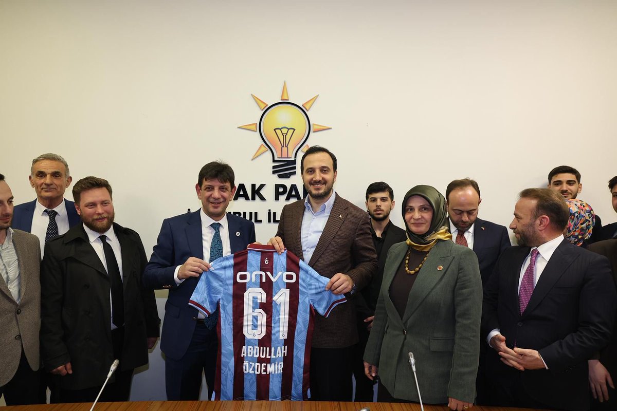 abdullahozdemir's tweet photo. Trabzonlular Federasyonu Başkanı İsmail Turgut Öksüz ve federasyonun yönetim kurulu üyelerini İl Başkanlığımızda ağırladık. Karadeniz’in kadim kültürünü ve dayanışma ruhunu temsil eden hemşehrilerimizle bir araya gelerek istişarelerde bulunduk. Nazik ziyaretleri ve kıymetli görüşleri için her bir misafirimize ayrı ayrı teşekkür ediyorum.