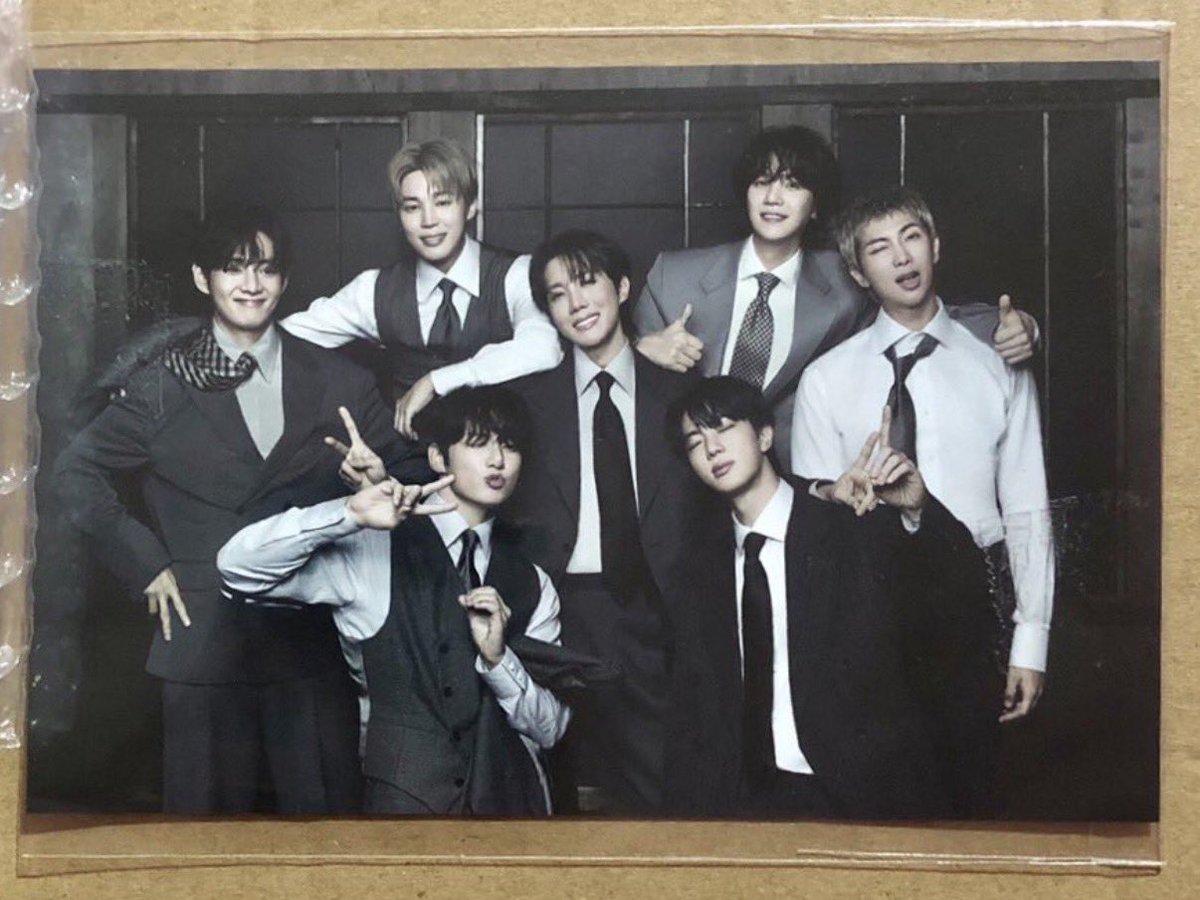 wtb arirang weverse ver pob photo stand
ready ina only