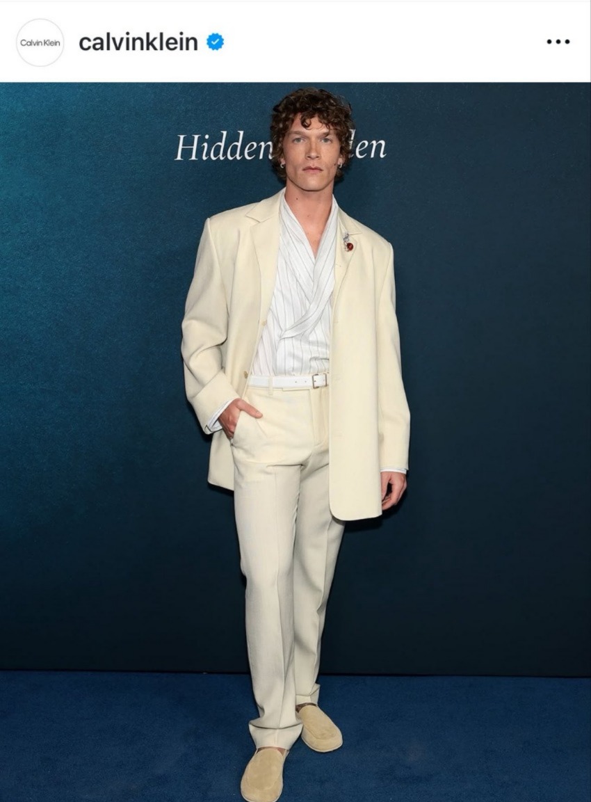 La cuenta oficial de Calvin Klein ha publicado a Connor Storrie en su Instagram con la descripción: «Connor llevó un diseño personalizado de Calvin Klein Collection para la gala de Tiffany &amp; Co. Se le vio con una chaqueta de lana de corte recto y pantalones ajustados, junto con
