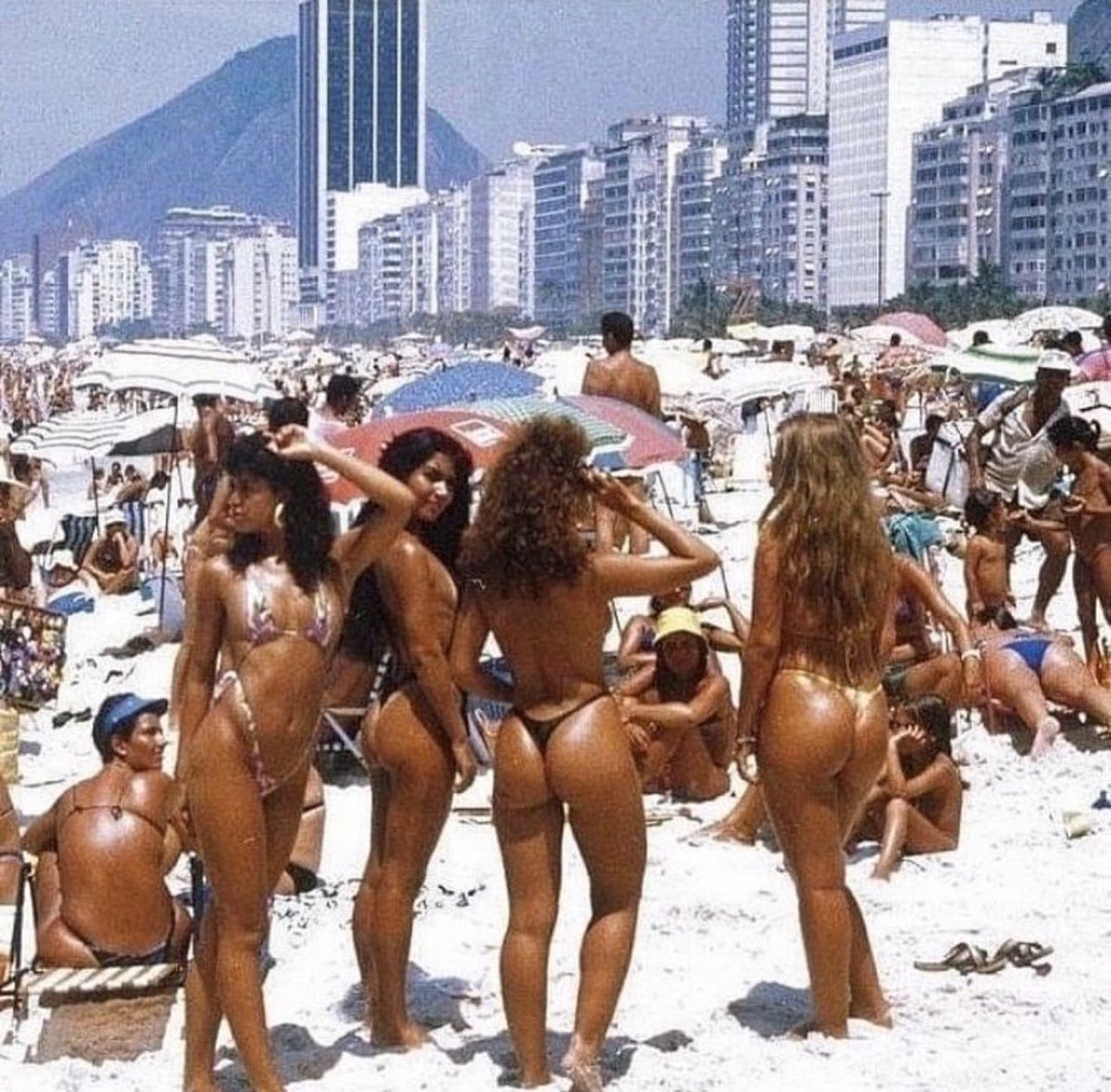 wydmara's tweet photo. La playa de Copacabana en Río de Janeiro, Brasil, en 1985. https://t.co/ogiPrzOML2