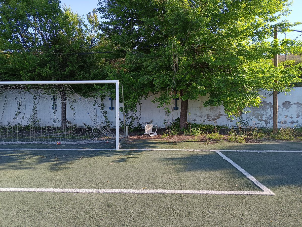 lamuyrevista's tweet photo. Un campo de fútbol abandonado es una psicofonía de gloria y sueños.

#lamuy #lamiradaapocrifa #futbol https://t.co/YcJZWwhjwu