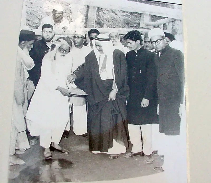naseralhmd's tweet photo. ﷽ 

مشاهد من الهند 1392 - 1393 هجري

كانت رحلة الشيخ العالم عبدالله بن صالح المحسن في عام 1392 هجري بابتعاث من الملك فيصل - رحمه الله - لعدد من العلماء من الجامعة الإسلاميّة إلى الجامعة السلفية في بنارس  في الهند.
الجامعة السلفية هي جامعةٌ أنشأها الملك سعود بن عبدالعزيز رحمه الله تعالى في بنارس البلدة المعروفة بالمعابد ومحارق الموتى، وقد تمّ تأسيسها في يوم 11/ رجب/ عام 1383 هجري؛ علماً أنّ الأرض قد تبرّع بها  وجهاء “مدنفورة” في بنارس، تبلغ مساحتها نحو مائة ألف قدم.
(مرفق صورة لسفير المملكة يوسف عبدالله الفوزان وهو يفتتح الجامعة نيابة عن "ابو خيرين" الملك سعود رحمه الله).

ولا تزال الجامعة السلفيّة تحت عناية ملوك هذه البلاد المباركة الطيّبة وأمرائها و مسؤوليها الكبار حتى يومنا هذا.
(مرفق صورة لخادم الحرمين الملك سلمان مع الشيخ عبدالله سعود السلفي أمين الجامعة السلفية بنارس" وكذلك صورة أخرى مع أمين رابطة العالم الإسلامي معالي الشيخ الدكتور محمّد العيسى)

( مشاهد من الهند )

كان جدّي وشيخي عبدالله صالح المحسن يحبّ البحث ويحبّ التعرّف على المعالم وهو لا يملّ ولا يكلّ من حركة العلم والتعليم والمعرفة والتعرّف على ما يحدث حوله.

وكان رحمه الله كثيراً ما يتحدّث مع صديقه الرحّالة العلّامة محمّد ناصر العبودي عن العجائب والغرائب في العالم فقد كانوا جيراناً وأصدقاء وقد رجع العلّامة محمد ناصر العبودي إلى الشيخ عبدالله المحسن في ما يتعلّق ببعض الأمور مثل الكتابة عن الشيحيّة والضلفعة في القصيم وكذلك بعض الأمور المتعلّقة بالأنساب .

"الزوجة الوفيّة"
سافر الشيخ عبدالله المحسن إلى الهند مرّتين وكانت معه زوجته الوفيّة الصالحة جدّتي لأمّي هياء بنت علي المحسن رحمها الله.
تقول والدتي -شفاها الله ﷻ - سافروا مرةً للهند و سكنوا عند الهندوس ثم رجعوا للمدينة لزواج ابنهم خالي علي حفظه الله ثم رجعوا مرة أخرى وسكنوا عند المسلمين وجدتي هياء رحمها الله ممن وقف مع جدّي في السرّاء والضرّاء وهي أشبه ما تكون بالزوجة والأمّ لجدّي وقد تعرّضت رِجلها بالهند إلى التواء الكاحل بسبب سعيها لتصليح البيت وتنظيفه والقيام بحقّ زوجها ليؤدّي رسالته التعليميّة .

"بداية السفر "
سافر الشيخ عبدالله من المدينة النبويّة إلى جدّة ونزل في قصر للجامعة، ولعلّ الجامعة نسيت تأكيد الموعد للطيران ومتابعته، فطلب منهم المسؤول عدم الرجوع للمدينة حتى ينظر في أمرهم فدخل الشيخ عند قريب له في جدّة يعمل في جهاز الأمر بالمعروف والنهي عن المنكر .
تم تأكيد الحجز بعد ذلك من الجامعة و سافر الشيخ عبدالله وزوجته إلى الهند وقبل ذلك نزلت الطائرة في كراتشي باكستان مواصلة رحلة - ترانزيت - ثم بعد ساعة ذهبت الطائرة للهند لتهبط في "بومباي" ليستقبلهم مسؤول الجامعة مرحّباً بهما ثم تم حجز طائرة إلى نيودلهي.

" دهلي "
قال الشيخ عبدالله اسمها الأصلي "دهلي" وليست "دلهي".
لمّا نزلوا دهلي يقول : أصبح معنا مترجم ونزلنا بجوار مسجد المسلمين وفيه منارة عالية جداً ارتفاع 10 أدوار تقريبا وليس فيها مصعد فصعدنا في هذه الأدوار وفي منتصف المنارة مكان للنظر من الخارج؛ فكنت أرى بيوت الناس كبيوت الطيور من طول المنارة، ولما نزلنا إذا بالعمود فيه شقوق تستطيع الاطّلاع منه فسألتهم لم لم يصلحوها؟. فقالوا نخاف من كيد الهندوس.

ونزلنا فإذا في رحبة المسجد و باحة كبيرة في ركنها قُبَّة!؛ فقلت: ما هذه القبّة فقالوا فيها أثر قدمي آدم - عليه السلام - حين نزل من السماء !؛ وعليها سادن -رجل أمن - فقالوا تريد أن تدخلها يا أبا أحمد ؟ فقلت: كلّا هذه آثار شيطانية .
 
" إلى بنارس "
يقول الشيخ : سافرنا إلى "بنارس" وقد أخذوا لنا بيتاً في الدور الأول وفي الأسفل دكاكين فكنت أخرج من الصباح للجامعة وكان أكثر الموجود من الهندوس وكنت كلما مررت عليهم يعطونني سلام على هيئة تحية وذلك أن الحكومة الهنديّة كانت تلزمهم احترام الغريب على بلادهم .
يقول الشيخ: والعجيب أنّ باب الجامعة السلفيّة كان بمقابل معبد الهندوس.

"معبد بجانب الجامعة"
هذا المعبد عنده شجر كثير وبئر فكانوا يأخذون من ماء البئر ويرشُّون على أبدانهم وثيابهم وما ينزل في حوض الشجر من هذا الماء يأخذون منه ويتمسحون به لطلب البركة .
يقول مرة : قابلني رجلٌ شبه عارٍ وهو كبير سن وهو متسخ جداً و معه ناسٌ عن يمينه وشماله فتعجّبت لذلك؛ فسألت عنه الزملاء في الجامعة فقالوا : هذا من عظمائهم فهو من رهبان الجبال فيتمسّحون به ويتبرّكون. =
