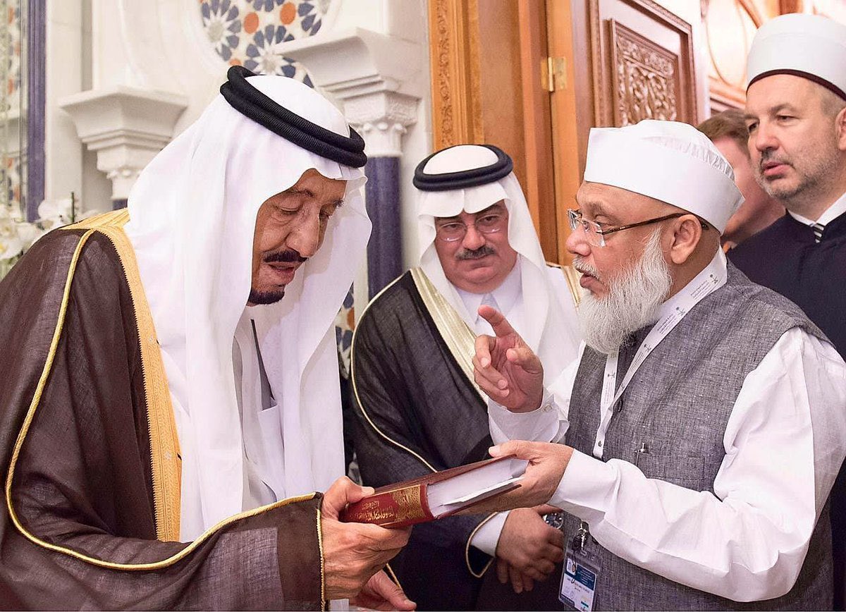 naseralhmd's tweet photo. ﷽ 

مشاهد من الهند 1392 - 1393 هجري

كانت رحلة الشيخ العالم عبدالله بن صالح المحسن في عام 1392 هجري بابتعاث من الملك فيصل - رحمه الله - لعدد من العلماء من الجامعة الإسلاميّة إلى الجامعة السلفية في بنارس  في الهند.
الجامعة السلفية هي جامعةٌ أنشأها الملك سعود بن عبدالعزيز رحمه الله تعالى في بنارس البلدة المعروفة بالمعابد ومحارق الموتى، وقد تمّ تأسيسها في يوم 11/ رجب/ عام 1383 هجري؛ علماً أنّ الأرض قد تبرّع بها  وجهاء “مدنفورة” في بنارس، تبلغ مساحتها نحو مائة ألف قدم.
(مرفق صورة لسفير المملكة يوسف عبدالله الفوزان وهو يفتتح الجامعة نيابة عن "ابو خيرين" الملك سعود رحمه الله).

ولا تزال الجامعة السلفيّة تحت عناية ملوك هذه البلاد المباركة الطيّبة وأمرائها و مسؤوليها الكبار حتى يومنا هذا.
(مرفق صورة لخادم الحرمين الملك سلمان مع الشيخ عبدالله سعود السلفي أمين الجامعة السلفية بنارس" وكذلك صورة أخرى مع أمين رابطة العالم الإسلامي معالي الشيخ الدكتور محمّد العيسى)

( مشاهد من الهند )

كان جدّي وشيخي عبدالله صالح المحسن يحبّ البحث ويحبّ التعرّف على المعالم وهو لا يملّ ولا يكلّ من حركة العلم والتعليم والمعرفة والتعرّف على ما يحدث حوله.

وكان رحمه الله كثيراً ما يتحدّث مع صديقه الرحّالة العلّامة محمّد ناصر العبودي عن العجائب والغرائب في العالم فقد كانوا جيراناً وأصدقاء وقد رجع العلّامة محمد ناصر العبودي إلى الشيخ عبدالله المحسن في ما يتعلّق ببعض الأمور مثل الكتابة عن الشيحيّة والضلفعة في القصيم وكذلك بعض الأمور المتعلّقة بالأنساب .

"الزوجة الوفيّة"
سافر الشيخ عبدالله المحسن إلى الهند مرّتين وكانت معه زوجته الوفيّة الصالحة جدّتي لأمّي هياء بنت علي المحسن رحمها الله.
تقول والدتي -شفاها الله ﷻ - سافروا مرةً للهند و سكنوا عند الهندوس ثم رجعوا للمدينة لزواج ابنهم خالي علي حفظه الله ثم رجعوا مرة أخرى وسكنوا عند المسلمين وجدتي هياء رحمها الله ممن وقف مع جدّي في السرّاء والضرّاء وهي أشبه ما تكون بالزوجة والأمّ لجدّي وقد تعرّضت رِجلها بالهند إلى التواء الكاحل بسبب سعيها لتصليح البيت وتنظيفه والقيام بحقّ زوجها ليؤدّي رسالته التعليميّة .

"بداية السفر "
سافر الشيخ عبدالله من المدينة النبويّة إلى جدّة ونزل في قصر للجامعة، ولعلّ الجامعة نسيت تأكيد الموعد للطيران ومتابعته، فطلب منهم المسؤول عدم الرجوع للمدينة حتى ينظر في أمرهم فدخل الشيخ عند قريب له في جدّة يعمل في جهاز الأمر بالمعروف والنهي عن المنكر .
تم تأكيد الحجز بعد ذلك من الجامعة و سافر الشيخ عبدالله وزوجته إلى الهند وقبل ذلك نزلت الطائرة في كراتشي باكستان مواصلة رحلة - ترانزيت - ثم بعد ساعة ذهبت الطائرة للهند لتهبط في "بومباي" ليستقبلهم مسؤول الجامعة مرحّباً بهما ثم تم حجز طائرة إلى نيودلهي.

" دهلي "
قال الشيخ عبدالله اسمها الأصلي "دهلي" وليست "دلهي".
لمّا نزلوا دهلي يقول : أصبح معنا مترجم ونزلنا بجوار مسجد المسلمين وفيه منارة عالية جداً ارتفاع 10 أدوار تقريبا وليس فيها مصعد فصعدنا في هذه الأدوار وفي منتصف المنارة مكان للنظر من الخارج؛ فكنت أرى بيوت الناس كبيوت الطيور من طول المنارة، ولما نزلنا إذا بالعمود فيه شقوق تستطيع الاطّلاع منه فسألتهم لم لم يصلحوها؟. فقالوا نخاف من كيد الهندوس.

ونزلنا فإذا في رحبة المسجد و باحة كبيرة في ركنها قُبَّة!؛ فقلت: ما هذه القبّة فقالوا فيها أثر قدمي آدم - عليه السلام - حين نزل من السماء !؛ وعليها سادن -رجل أمن - فقالوا تريد أن تدخلها يا أبا أحمد ؟ فقلت: كلّا هذه آثار شيطانية .
 
" إلى بنارس "
يقول الشيخ : سافرنا إلى "بنارس" وقد أخذوا لنا بيتاً في الدور الأول وفي الأسفل دكاكين فكنت أخرج من الصباح للجامعة وكان أكثر الموجود من الهندوس وكنت كلما مررت عليهم يعطونني سلام على هيئة تحية وذلك أن الحكومة الهنديّة كانت تلزمهم احترام الغريب على بلادهم .
يقول الشيخ: والعجيب أنّ باب الجامعة السلفيّة كان بمقابل معبد الهندوس.

"معبد بجانب الجامعة"
هذا المعبد عنده شجر كثير وبئر فكانوا يأخذون من ماء البئر ويرشُّون على أبدانهم وثيابهم وما ينزل في حوض الشجر من هذا الماء يأخذون منه ويتمسحون به لطلب البركة .
يقول مرة : قابلني رجلٌ شبه عارٍ وهو كبير سن وهو متسخ جداً و معه ناسٌ عن يمينه وشماله فتعجّبت لذلك؛ فسألت عنه الزملاء في الجامعة فقالوا : هذا من عظمائهم فهو من رهبان الجبال فيتمسّحون به ويتبرّكون. =