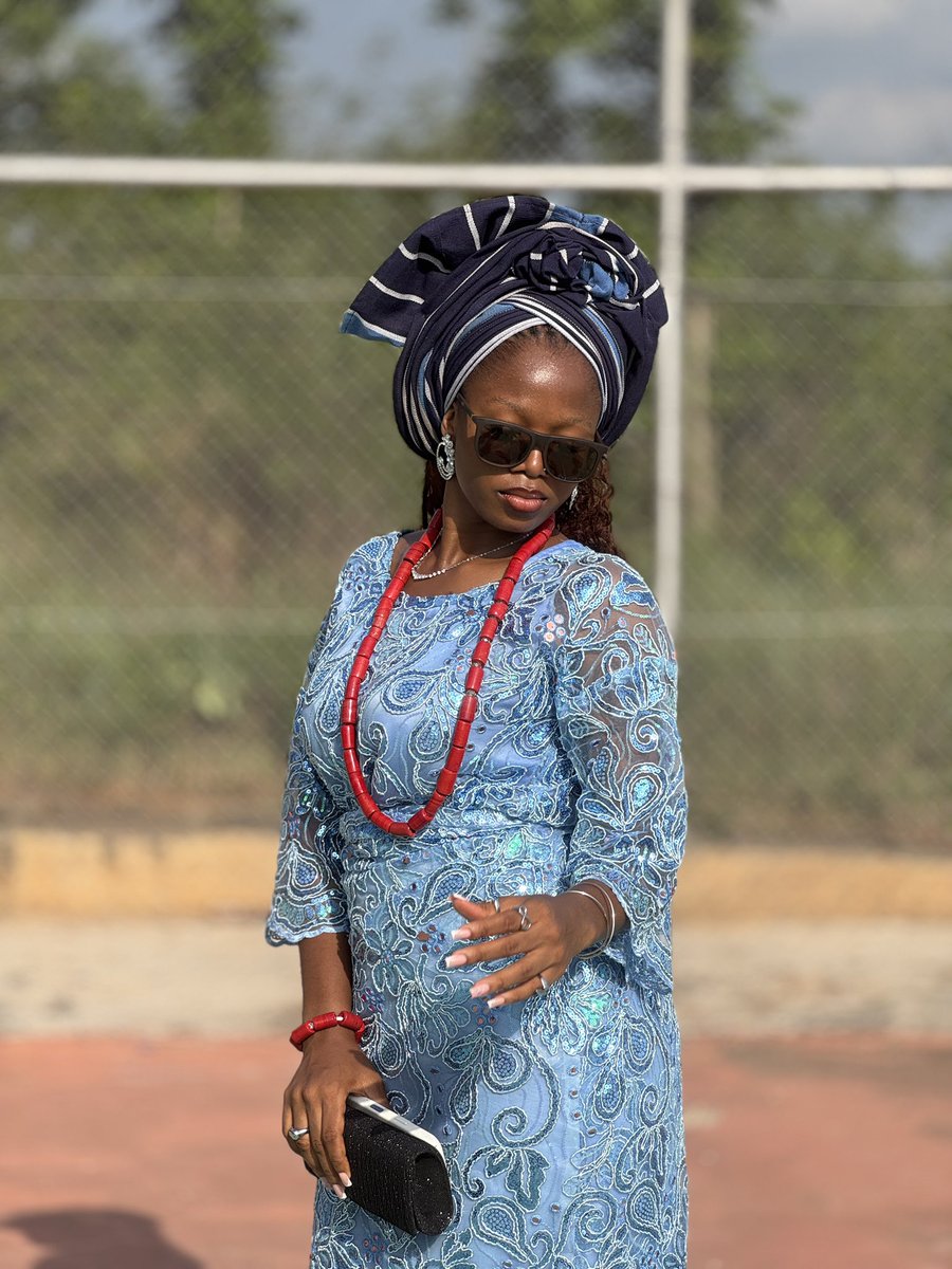 adetoun_ tweet media