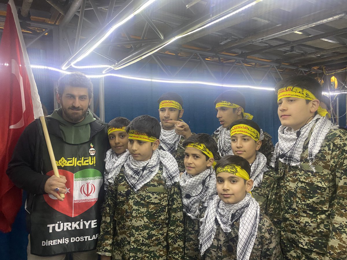 Sahneye çıkmadan önce Amerika’nın sonunu getirecek konutanlarla fotoğraf çekildik 😅❤️