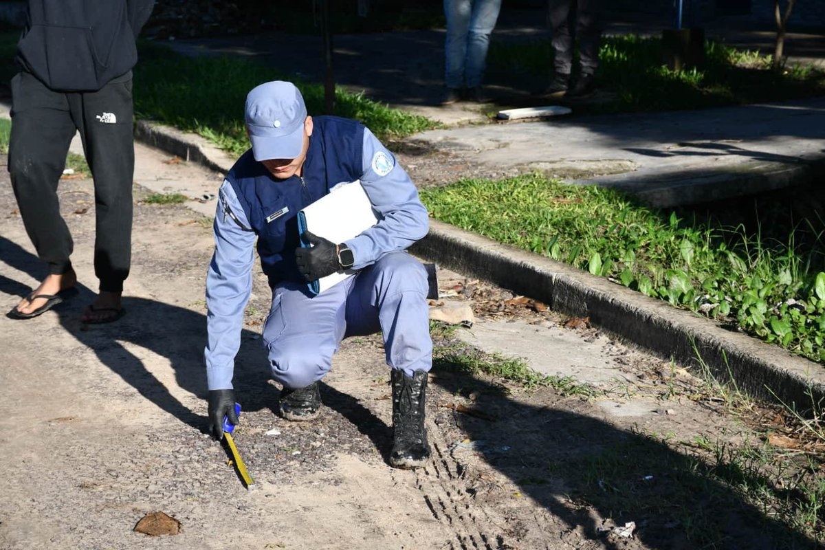 PoliciaFormosa's tweet photo. 👉 Caso esclarecido   🚔 En horas, la Policía de Formosa resolvió el homicidio en barrio Simón Bolívar. 📞 Un vecino alertó al 911 a las ⏰ 7:30. 🩺 El SIPEC confirmó el deceso por arma blanca. 👮‍♂️ El presunto autor fue detenido. https://t.co/nhhD8CibTd