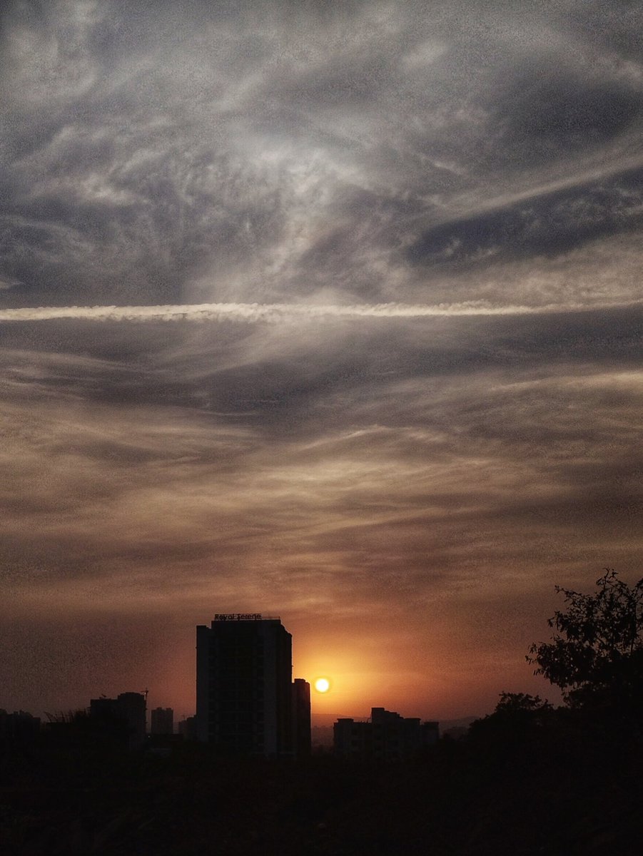 poornanand_8778's tweet image. Don't rush life or stress over plans Sometimes the most magical moments arrive without warning !

#sunsetlovers #sunset #pune #beingpunekar