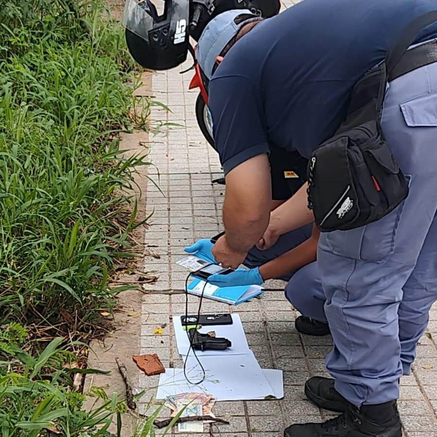 PoliciaFormosa's tweet photo. 📍 Barrio Eva Perón  🚓 La Policía detuvo a un cabo de Gendarmería en situación de pasiva por tenencia e intento de venta ilegal de un arma. El sujeto ocultaba una pistola Bersa calibre .22 sin documentación y quedó a disposición de la Justicia.
#PolicíaDeFormosa #seguridad https://t.co/porP3yuLu0