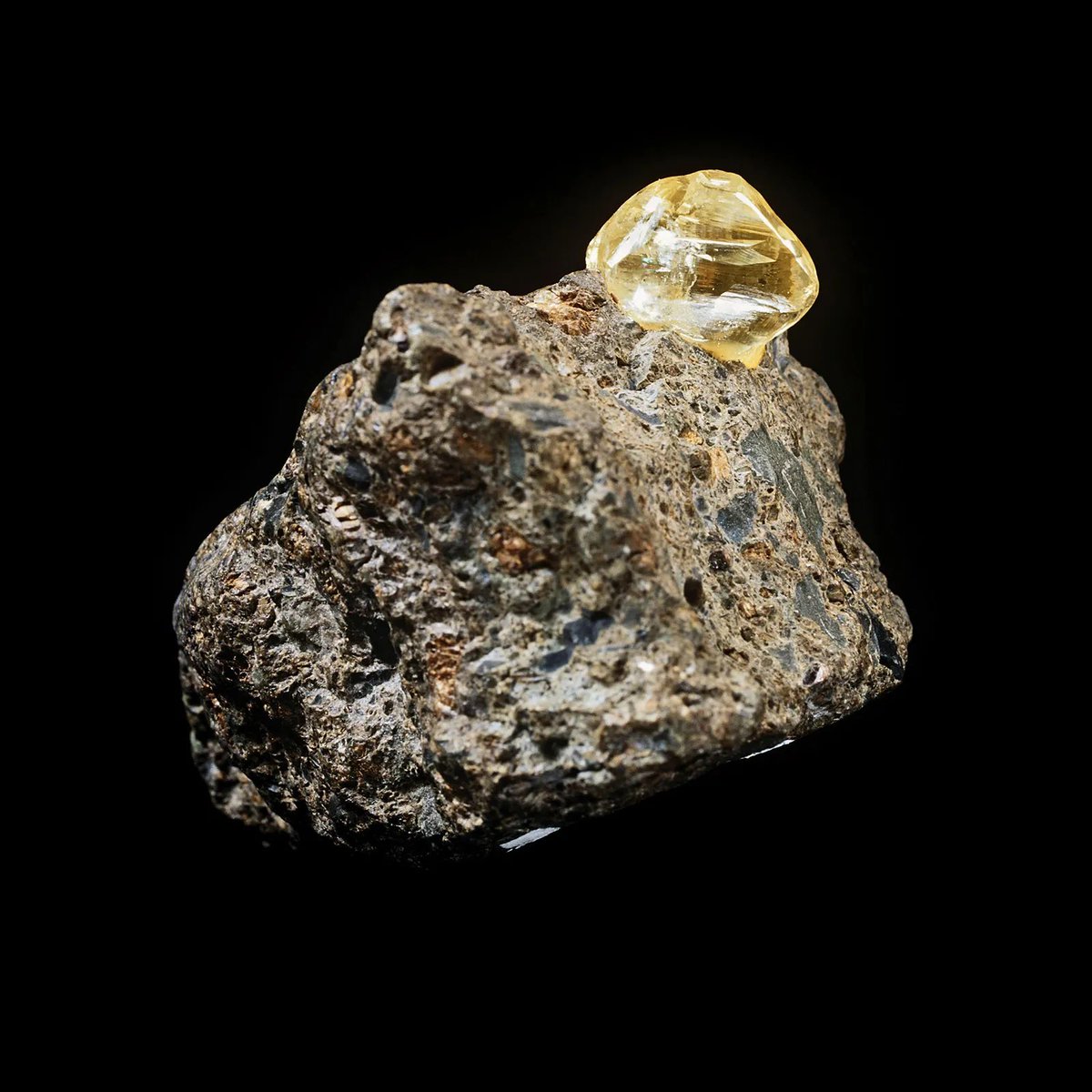diamtrader's tweet image. #Kimberlite is more than a rock it’s a messenger from deep within the #Earth. 

Formed under intense heat and pressure, it travels to the surface through ancient #volcanic eruptions, often carrying #diamonds with it. 

A symbol of hidden power and rare beauty, Kimberlite reminds