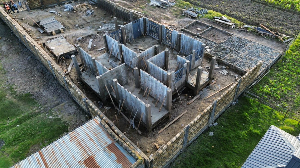 akibaru's tweet photo. 🚧 Precast Walling in Progress!

Walling locking onto walls, while windows and doors lock perfectly into place.

Just like a big jigsaw 🧩 puzzle — that’s how precast structures are assembled!

Fast, precise, and strong.

#PrecastConstruction #BuildingKenya #AffordableHousing https://t.co/S72BycwFp4