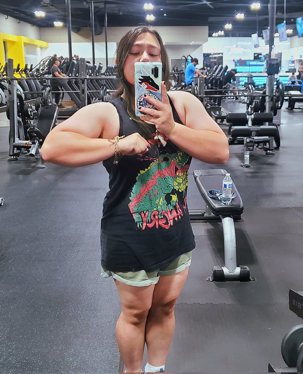 KinoKreations's tweet image. Choose your fighter Friday; 
Cause now I can add #fursuitfriday to my #flexfriday 

Same person? Same person 👌