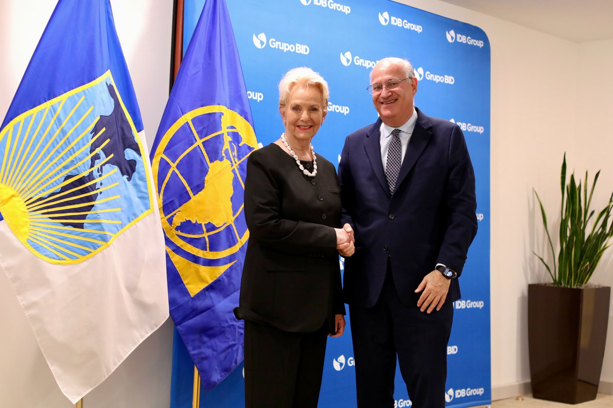 igoldfajn's tweet photo. Great to sign a new partnership with the World Food Program to launch the Nutrition and Resilience Co‑Financing Facility. 

By combining @WFP grants—up to $25 million over five years—with @the_IDB financing, this will help countries protect nutrition and keep children in school through school feeding programs. The program brings together financing, policy support, and on‑the‑ground expertise to deliver results across Latin America and the Caribbean.
-----
Un gusto firmar una nueva alianza con el Programa Mundial de Alimentos para lanzar el Fondo de Cofinanciamiento para Nutrición y Resiliencia.

Al combinar donaciones del PMA —de hasta US$25 millones en cinco años— con financiamiento del BID, esta iniciativa ayudará a los países a proteger la nutrición y mantener a los niños en la escuela a través de programas de alimentación escolar. El programa integra financiamiento, apoyo a políticas públicas y experiencia en terreno para generar resultados en América Latina y el Caribe.
-----
Ótimo assinar uma nova parceria com o Programa Mundial de Alimentos para lançar o Mecanismo de Cofinanciamento para Nutrição e Resiliência.

Ao combinar doações do PMA —de até US$ 25 milhões ao longo de cinco anos— com financiamento do BID, essa iniciativa ajudará os países a proteger a nutrição e manter as crianças na escola por meio de programas de alimentação escolar. O programa reúne financiamento, apoio a políticas públicas e expertise em campo para gerar resultados na América Latina e no Caribe.