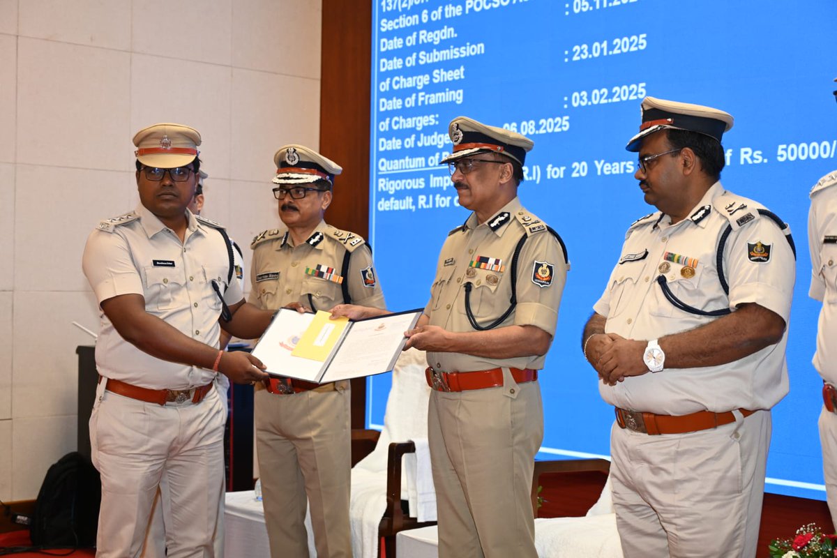 spkendrapara's tweet image. Effective investigation. Strong prosecution. Justice delivered.

Inspector B B Sahani and SPP Sri Manoj Sahoo were honoured with DGP’s Commendation for Sadar PS Case No. 608/2024.

Kendrapara Police stands committed to securing justice for every victim.
#ZeroTolerance