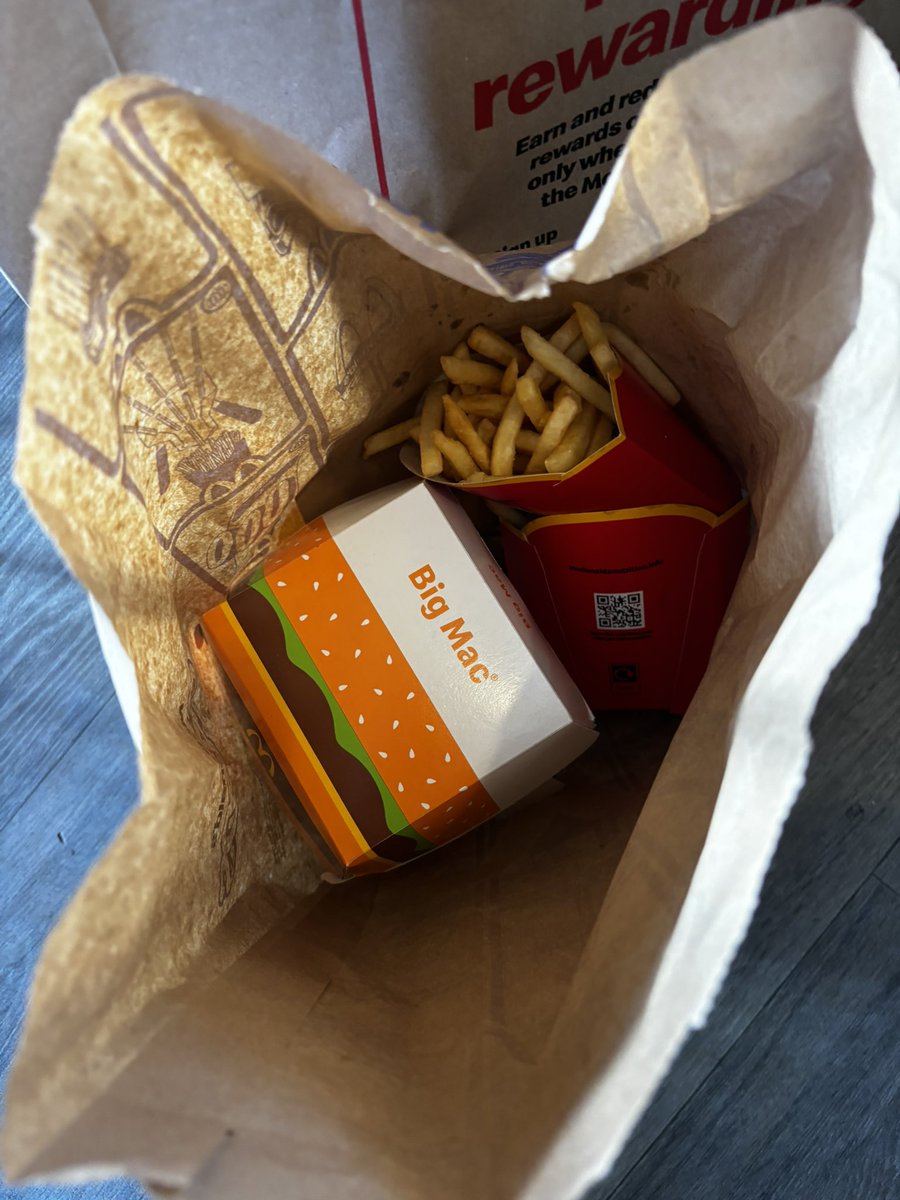 AmyWardman22792's tweet photo. @UberEats how does this look like 2 children's chicken nugget happy meals, but I've got 2 big Mac's with chips and completely different drinks and your saying that I'm not eligible for a refund but your driver messed up and your not taking responsibility for it! https://t.co/U86MD2xDf1