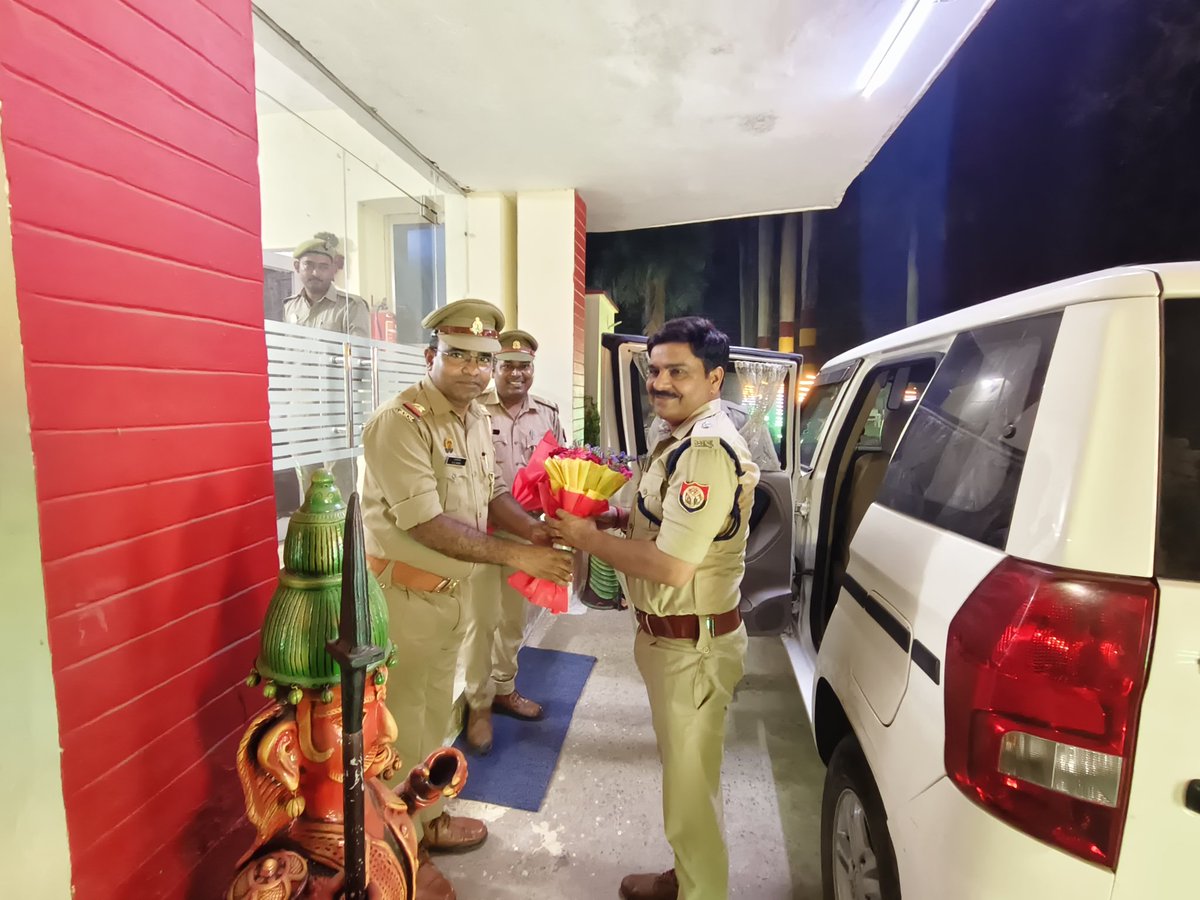 02bn_ssf_gkp's tweet photo. आज दिनांक 17-04-2026 को 02वीं वाहिनी विशेष सुरक्षा बल गोरखपुर के नवागत उपसेनानायक श्री राघवेन्द्र कुमार मिश्रा वाहिनी में आगमन के दौरान उपनिरीक्षक आर०डी० सिंह व उप निरीक्षक रोमेश कुमार द्वारा पुष्प देकर महोदय का स्वागत किया गया, तत्पश्चात महोदय द्वारा कार्यभार ग्रहण किया गया... https://t.co/XgUm5he4lH