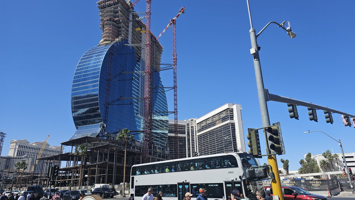 Mr_Bugman's tweet image. Va a ser grandecito el Hotel Guitarrón. Donde estaba el Mirage. Se cargaron la memoria de Siegfried &amp;amp; Roy. #LasVegas