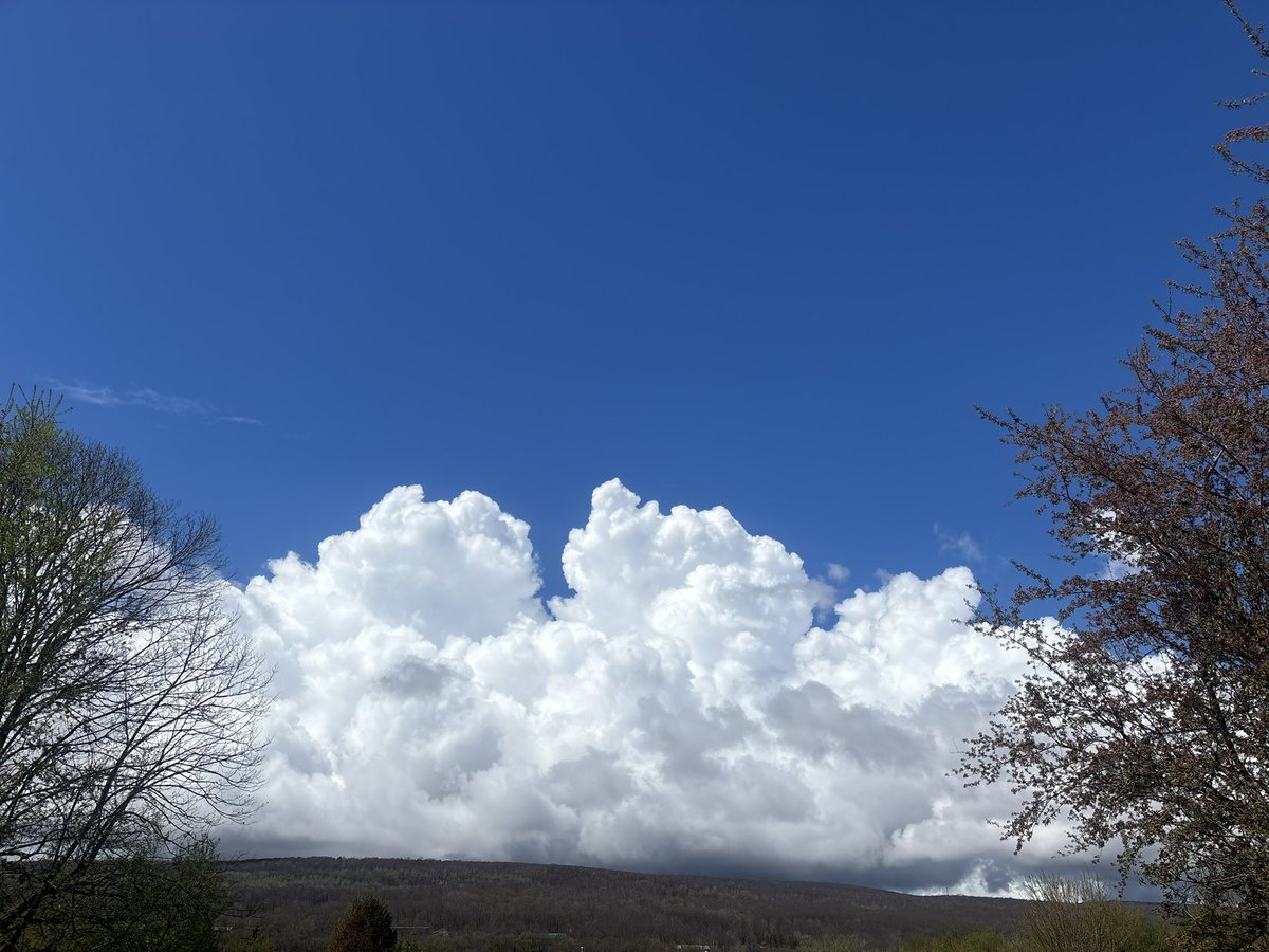 MHowardWX's tweet photo. Some tall looking clouds in NEPA!! How pretty! #pawx https://t.co/dfGTRlhsGx