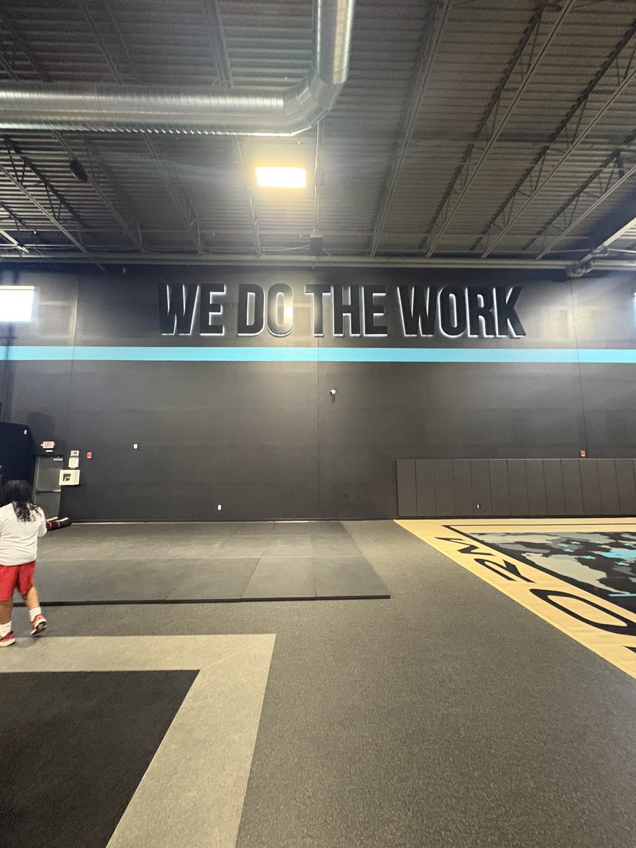 XavierAvant's tweet photo. I had a great time visit the 1st Phorm facility in #FentonMO. Thank you @tony_woolfolk for always exposing us to greatness.
#LFLA
#LFLAFootball
#HawkNation
#LiftforLifeAcademy https://t.co/0DOubMsWt5
