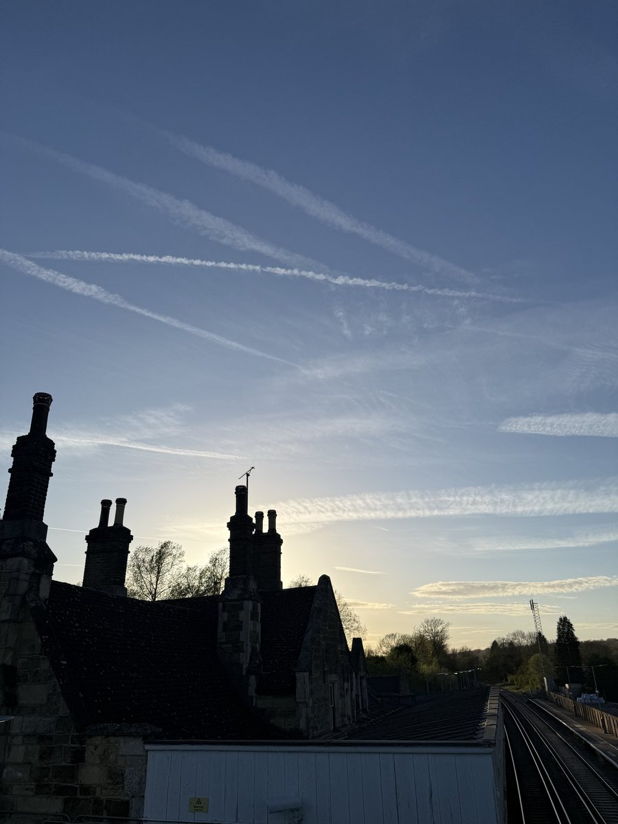 simontoleman's tweet photo. Absolutely criminal what these bastards are doing to the sky and the atmosphere https://t.co/H0zS84mdna