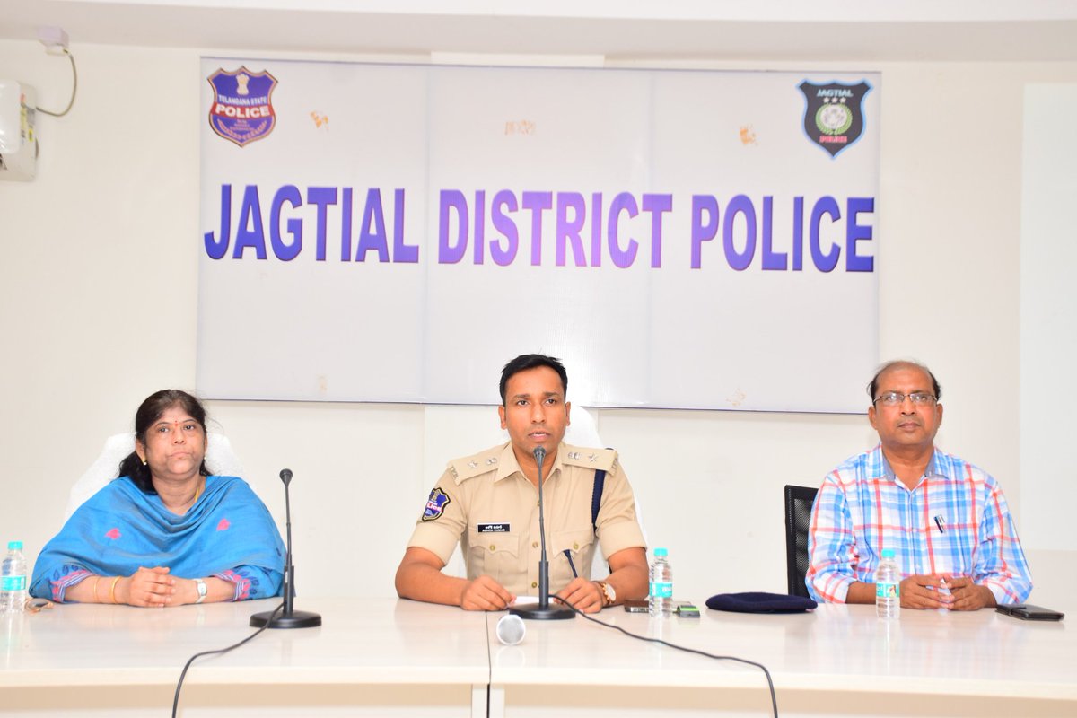 SpJagtial's tweet image. జగిత్యాల జిల్లా పోలీస్ ఆధ్వర్యంలో #ArriveAlive కార్యక్రమంలో భాగంగా ఫస్ట్ రెస్పాండర్స్‌కు #CPR &amp;amp; First Aid శిక్షణ నిర్వహించాము.
ప్రమాద సమయంలో #గోల్డెన్_అవర్లో తక్షణ సహాయం అందించడం ద్వారా ప్రాణాలను కాపాడవచ్చు. ప్రతి పౌరుడు బాధ్యతగా వ్యవహరించి ప్రమాద బాధితులకు సహాయం చేయాలి.1/1