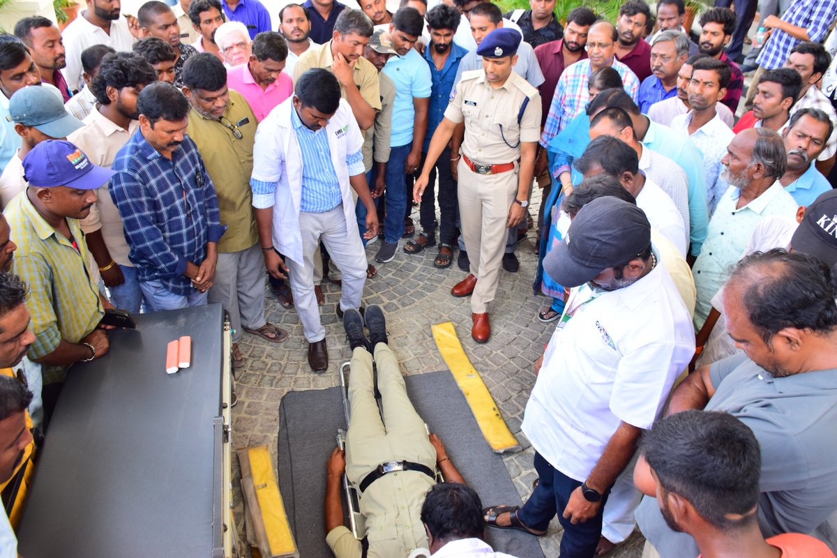 SpJagtial's tweet image. జగిత్యాల జిల్లా పోలీస్ ఆధ్వర్యంలో #ArriveAlive కార్యక్రమంలో భాగంగా ఫస్ట్ రెస్పాండర్స్‌కు #CPR &amp;amp; First Aid శిక్షణ నిర్వహించాము.
ప్రమాద సమయంలో #గోల్డెన్_అవర్లో తక్షణ సహాయం అందించడం ద్వారా ప్రాణాలను కాపాడవచ్చు. ప్రతి పౌరుడు బాధ్యతగా వ్యవహరించి ప్రమాద బాధితులకు సహాయం చేయాలి.1/1