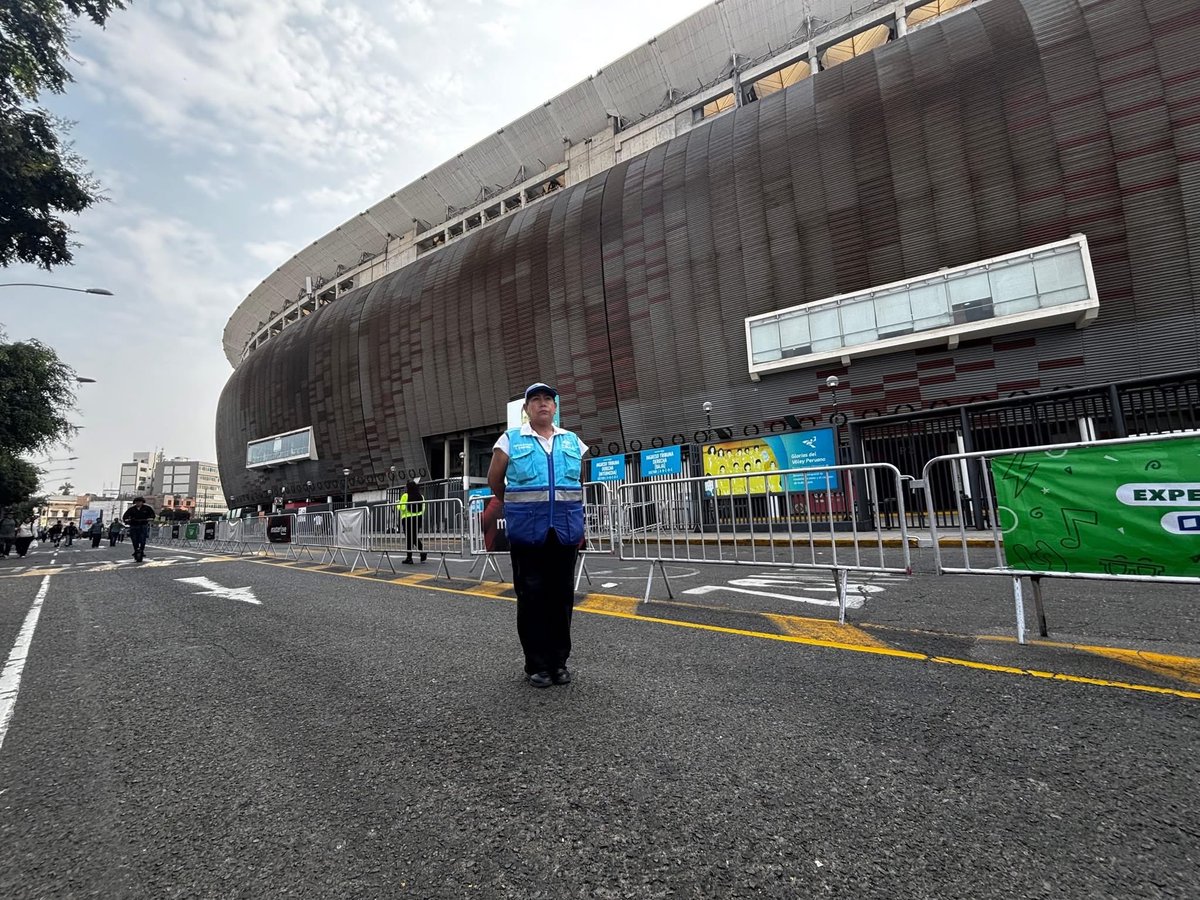 MuniLima's tweet image. #Seguridad l Nos desplegamos en los alrededores del Estadio Nacional para garantizar el orden y la seguridad, manteniendo accesos libres, supervisando el espacio público y brindando atención oportuna ante cualquier incidencia.