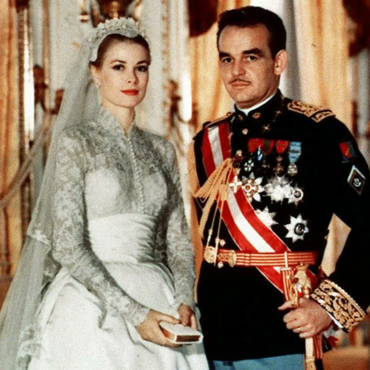 #Undíacomohoy en 1956, Grace Kelly se casa con el príncipe Rainiero III de Mónaco. bit.ly/4tXGbLi